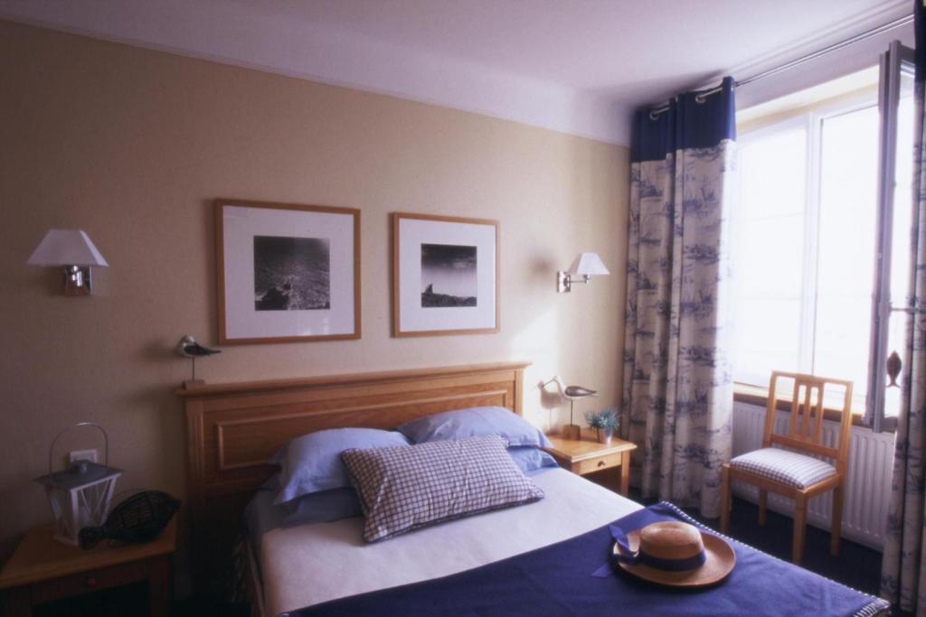 Baie Des Anges Hotel Landeda Room photo